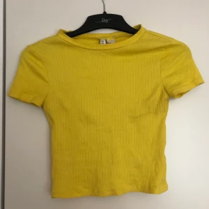 Så fin gul topp!! - Perfekt topp till sommaren, passar jättebra in i dagens mode!! Jättestretchigt material så passar xxs-m! Den gula färgen är jättefin och toppen sitter så fint på!! 52kr inklusive frakt!! 