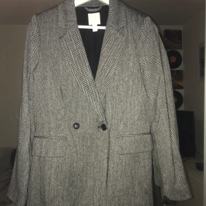 Kavaj - Säljer min gråvita kavaj då den inte kommer till användning då den tyvärr är lite för liten för mig. Buda över 100kr. Frakt kostar 63kr!