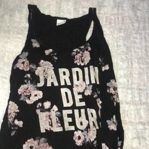 Linne - Ett bekvämt linne från Ginatricot. Använd men ff i bra skick! Frakt tillkommer. 