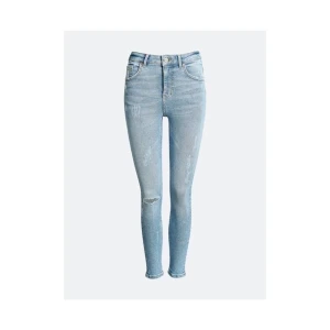 Högmidjade Jeans Strl S - Supersnygga, stretchiga högmidjade ”Joe” jeans från Bikbok. Helt nya och oanvända, köpte en för liten storlek och glömde lämna tillbaka i tid. Lappar sitter kvar. Storlek S. Nypris 599kr 🌸 Jag bjuder på frakten 🥰