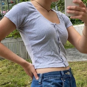 Brandy melville Ribbad Button-up topp - Supersöt grå topp i 100% bomull från Brandy Melville. Fraktkostnad tillkommer och betalas av köparen