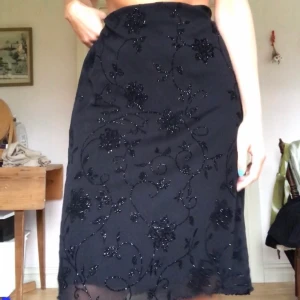 Superfin kjol - Skitsnygg väldigt y2k kjol med blommönster i kristaller! Har sytt in den i midjan så skulle uppskatta att den passar S-M! FRI FRAKT :)