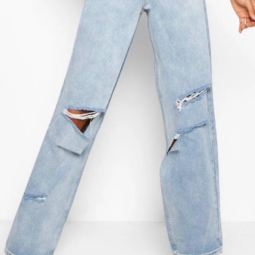 Säljer nu mina jeans från bohoo de var tyvärr för stora i midjan (w25) är så ledsen att jag behöver sälja för de är dösnyggq. Jag avslutar budgivning kl 20:00, 11 juli (idag) Buda!🥰🥰🥰🥰 prislapp är kvar! högsta bud 550. Jeans & Byxor.