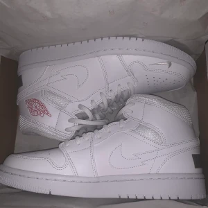 Nike air jordan  - säljer ett par helt nya nike air jordan, beställda från footlocker men fick hem fel storlek. blev slutsålda på en gång så har inte kunnat byta. vill därför kolla om någon här är intresserad eller om jag ska skicka tillbaka de. 
