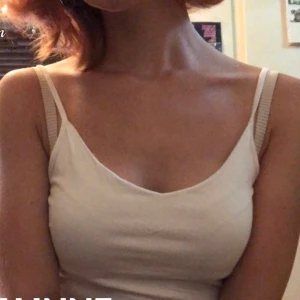 Vit linne - Ett vanligt vit linne med lite v-ringning från lager 157. Använd ganska mycket men är i bra skick. Kan mötas upp i Ängelholm och frakta köparen står för frakt. BUDA!!!