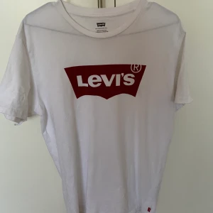 Levis t-shirt  - Aldrig använd tröja då jag har 2 av samma. Köpt på kill avdelningen. Nypris 249, Frakt tillkommer