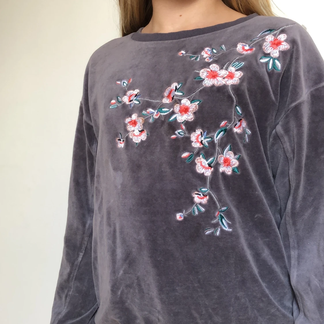 Grå  långärmad tröja med blomm tryck - 91