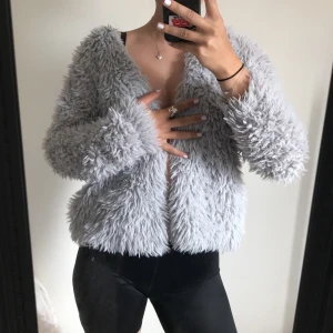 Fluffig dröm🌧 - Ännu en fluffig dröm i nyskick😻 Ända tecken på tidigare ägare är den bortrivnalappen i nacken annars så gott som ny💕  Stor i armarna och lång i ryggen✨