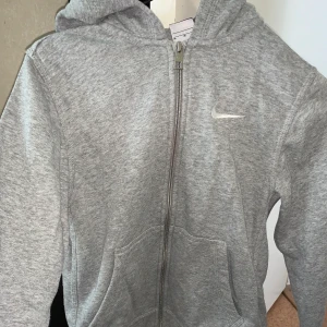 Nike luvtröja - Storlek M men den är liten i storleken så passar perfekt för dig i XS. ❌OBS: köparen står för fraktpriset!