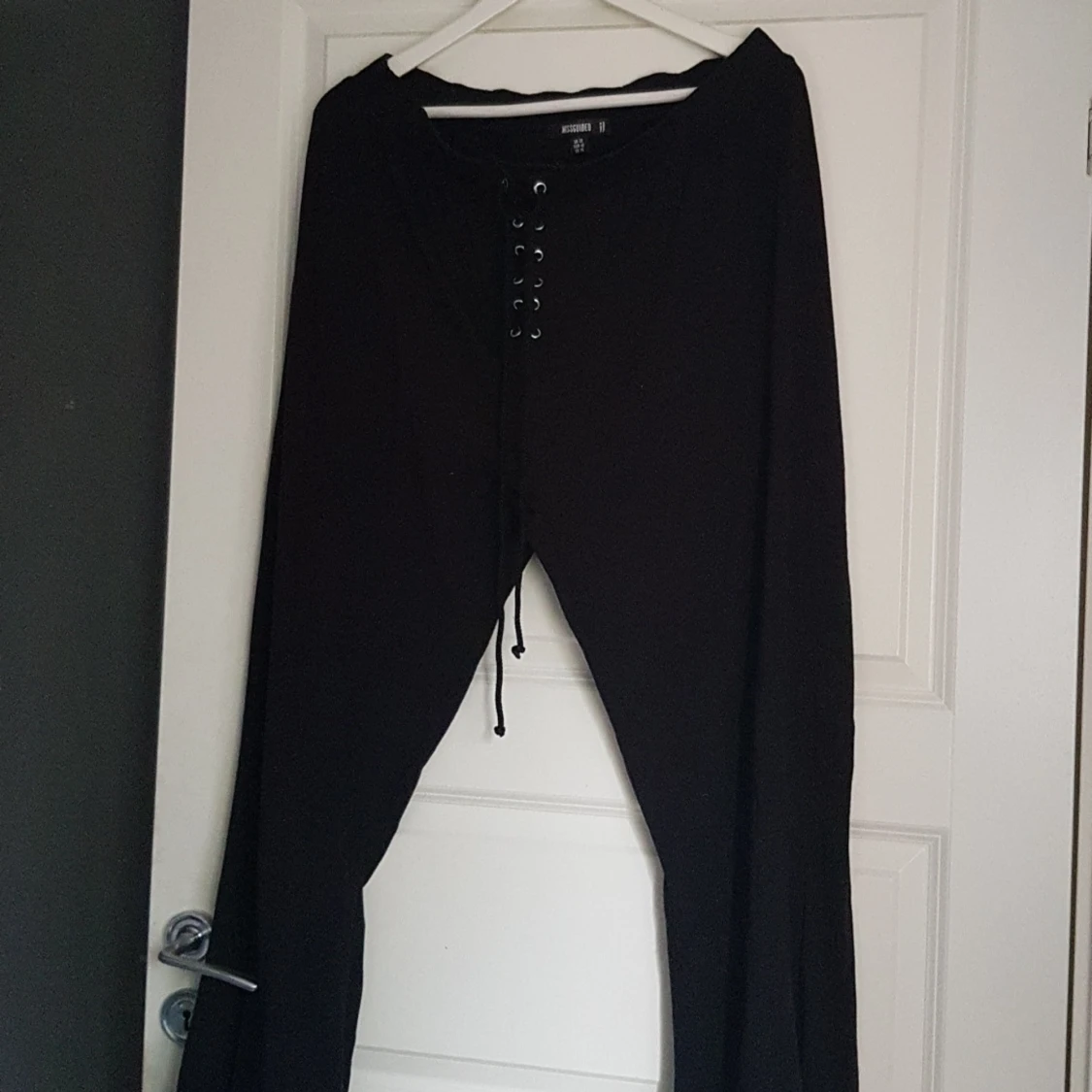 Mjuka tygbyxor med snörning