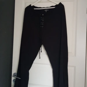 Mjuka tygbyxor med snörning - Svarta tygbyxor med snörning och lite bootcut. 