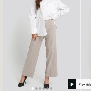 Kostymbyxor - supersnygga rutiga kostymbyxor från NAKD💓 säljer pga för stora på mig så de är knappt använda. Köparen betalar för frakten ! (Köpta för 400kr)