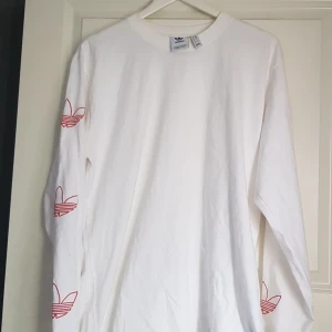 Adidas långärmad t-shirt - Vit med broderad röd logga på ärmarna.  Står S på lappen men jag tycker att det är mer som en M i storl.