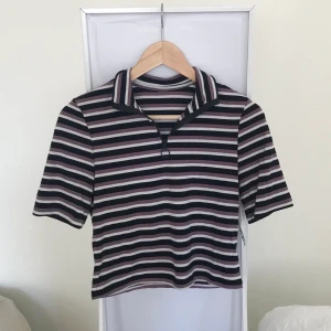 T-shirt strl XS-M - T-shirt som köpts second hand i USA. Det finns ingen lapp så vet tyvärr varken märke eller storlek, men troligtvis passar den XS-M! Materialet är mjukt & skönt och det går att ha dragkedjan både upp- och nerdragen som går att se på bilderna🌞 frakt: 42kr