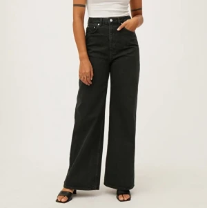 Weekday ACE jeans  - Jeans i modellen ACE. Sparsamt använda! Storlek 25/30 men passar mig som är w27. (de sa i butiken att man ska sizea down) fraktar mot avgift (50kr extra)! ❤️❤️