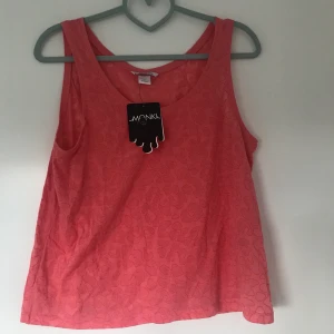 Monki linne storlek S - Säljer ett linne som är oanvänt, köpt på monki i storlek s