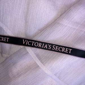 Säljer detta bandet från Victoria’s Secret. Kan användas som armband, håraccessoar o liknande. Köparen står för frakten (11 kr)💗 Säljer även påsar från VS, kolla in dem!