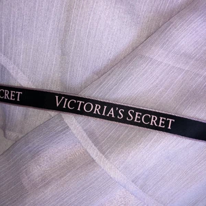 VICTORIA’S SECRET ARMBAND  - Säljer detta bandet från Victoria’s Secret. Kan användas som armband, håraccessoar o liknande. Köparen står för frakten (11 kr)💗 Säljer även påsar från VS, kolla in dem!