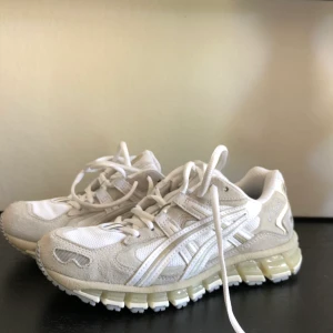 Nya asics skor - Extremt snygga asics skor, använda en gång då jag märkte att dom var för små:’( köpta för ungefär 1500kr, priset kan diskuteras❤️❤️