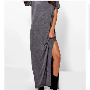 Långklänning  - En fin långklänning som man kan ha till stranden eller en sen sommarkväll. Den är bara provad, alltså helt oanvänd.     Jag köpte den för 129kr men säljer den nu billigare.                Köparen står för frakt :)