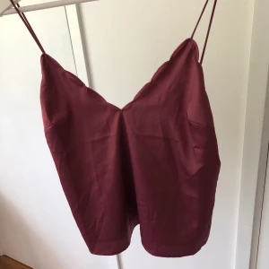 Siden linne från Bik Bok - En fin liten siden top från Bikbok, säljs då den inte kommer till användning tyvärr. Storlek XS.               Köparen står för frakt!