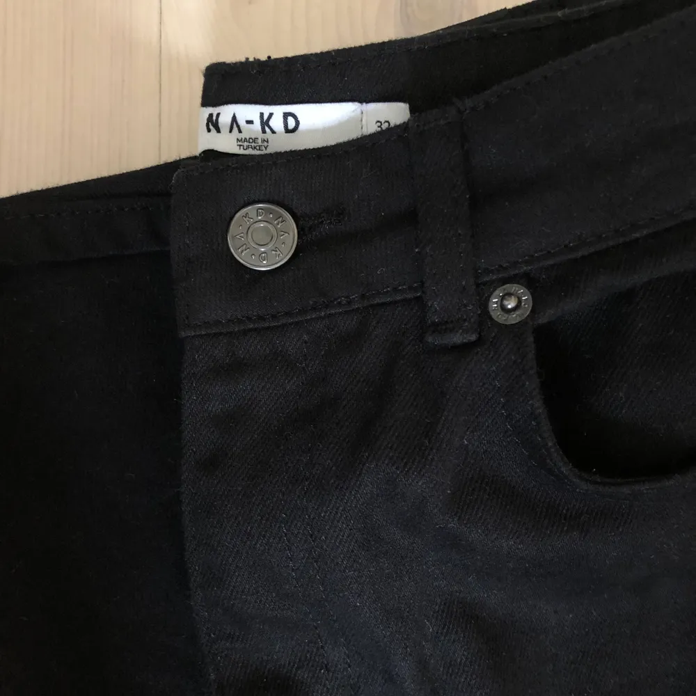 HELT oanvända sprillans nya svarta raka jeans från nakd i storlek 32. Skulle säga att de motsvarar en 34:a och säljer dem pga att de är lite stora på mig som är en liten 32:a Svinsnygga, trendiga användbara nice jeans! Fraktar eller möts i Sthlm🌸🥰. Jeans & Byxor.