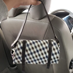 Axelväska - En till superfräsig axelväska som passar till vardag och fest. Pris är förhandlingsbart, frakt tillkommer