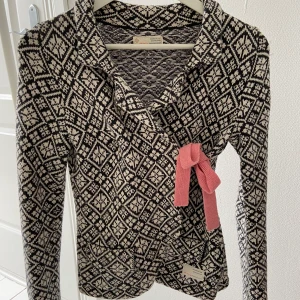 Söt odd Molly kofta storlek 0 / XS !💕 - Fin odd Molly kofta, nypris: 1900 kr. Storlek XS men skulle även kunna passa en S. Koftan är sparsamt använd och relativt bra skick. Har även andra odd molly koftor att sälja så kontakta vid intresse! Frakt tillkommer!💞