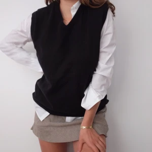 Väst - Väst i perfekt skick. Stor på mig som är 160, drf säljer jag. Syns inte på första bilden, men den är ribbad både runt halsen, midjan å armarna. Från märket Park därav priset. Kolla gärna mina andra annonser🌹🖤