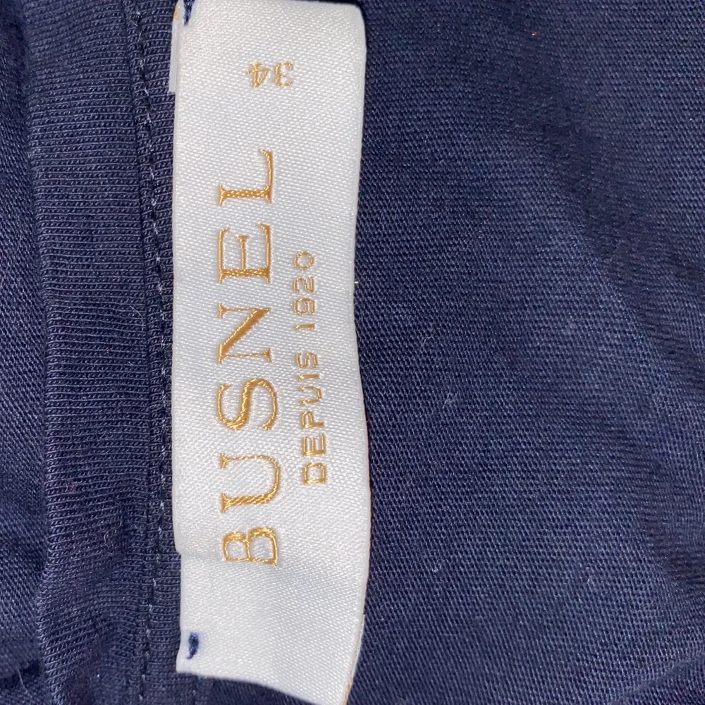 T-shirt från Busnel i mycket bra skick (litet märke i guldloggan, går att se i bilden). Använd max en gång. Givetvis äkta. Nypris runt 900. T-shirts.