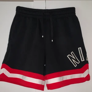 Nike sweatshorts - Nike sweatshorts/basketshorts. Använda ett fåtal gånger, fortfarande i perfekt skick. Storlek M men sitter som L. Fråga gärna om mått vid intresse. 