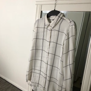Vit skjorta - En vit skjorta med svarta ränder i storlek 34 (S) från H&M använt ett få par gånger. Fortfarande i väldigt fin skick. Frakt förekommer. Kan mötas upp i Göteborg. För fler bilder och frågor kontakta! 