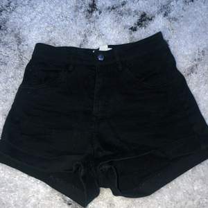 Svarta shorts från H&M! Köpte för 199kr och säljer för 100kr inkl frakt (60kr). Storlek 34. Aldrig använt. För små för mig. 