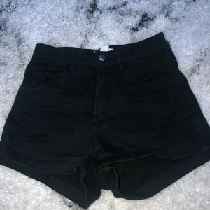 Svarta shorts - Svarta shorts från H&M! Köpte för 199kr och säljer för 100kr inkl frakt (60kr). Storlek 34. Aldrig använt. För små för mig. 