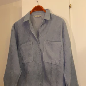 Supersnygg ljusblå manchester skjorta - Superfin manchester skjorta, passar både som en överskjorta eller som en ”vanlig skjorta”! Väldigt enkel att styla. 