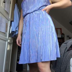 Superfin klänning, skimrande blått material, M men midjan kan justeras av ett snöre, mycket bra skick, frakt tillkommer❣️
