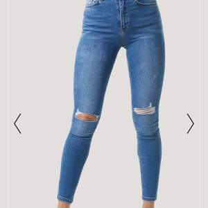 säljer dessa jeans från NA-KD, dom är helt nya med prislappen på, ny pris är 399 kr. kan antingen mötas i Sthlm eller posta mot frakt 🥰
