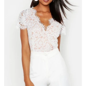 Spetsbody - Måste sälja denna snygga body från Boohoo då den var för stor för mig! Den är inte genomskinlig och har en knapp så att man kan knäppa vid bysten. Använd 1 gång. Köparen står för frakt 🌸