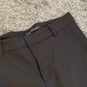 Kostymbyxor - Svarta kostymbyxor från zara. Strl XS, passar folk runt 165. Använt cirka 5 gånger. Hör gärna av dig vid intresse, pris kan diskuteras!