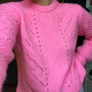 Oanvänd rosa stickad tröja - Supergullig stickad tröja som är helt oanvänd😍