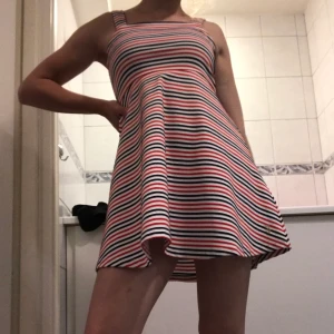 Randig klänning - Säljer denna randiga klänning, tror den är köpt på H&M. Den har verkligen perfekt passform, men tyvärr har den börjar bli lite för kort för mig. Frakt tillkommer!🥰