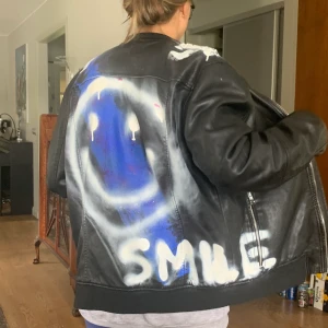 Skinnjacka målad - Köpt en second hand fake skinnjacka och så har jag målat den med färger som tål regn:) axlarna är slitna. Storlek 52 man men jag är en S så den blir bara najs oversized.  Har fler bilder som jag kan skicka!
