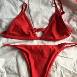 Bikini i den perfekta röda färgen!! Tyvärr för liten för mig. 
