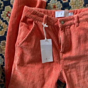 Manchesterbyxor från NÖAK  - Helt oanvända, inköpta här på Plick. Tyvärr är de lite tighta över lår och rumpa för mig. Superfina i övrigt!!!