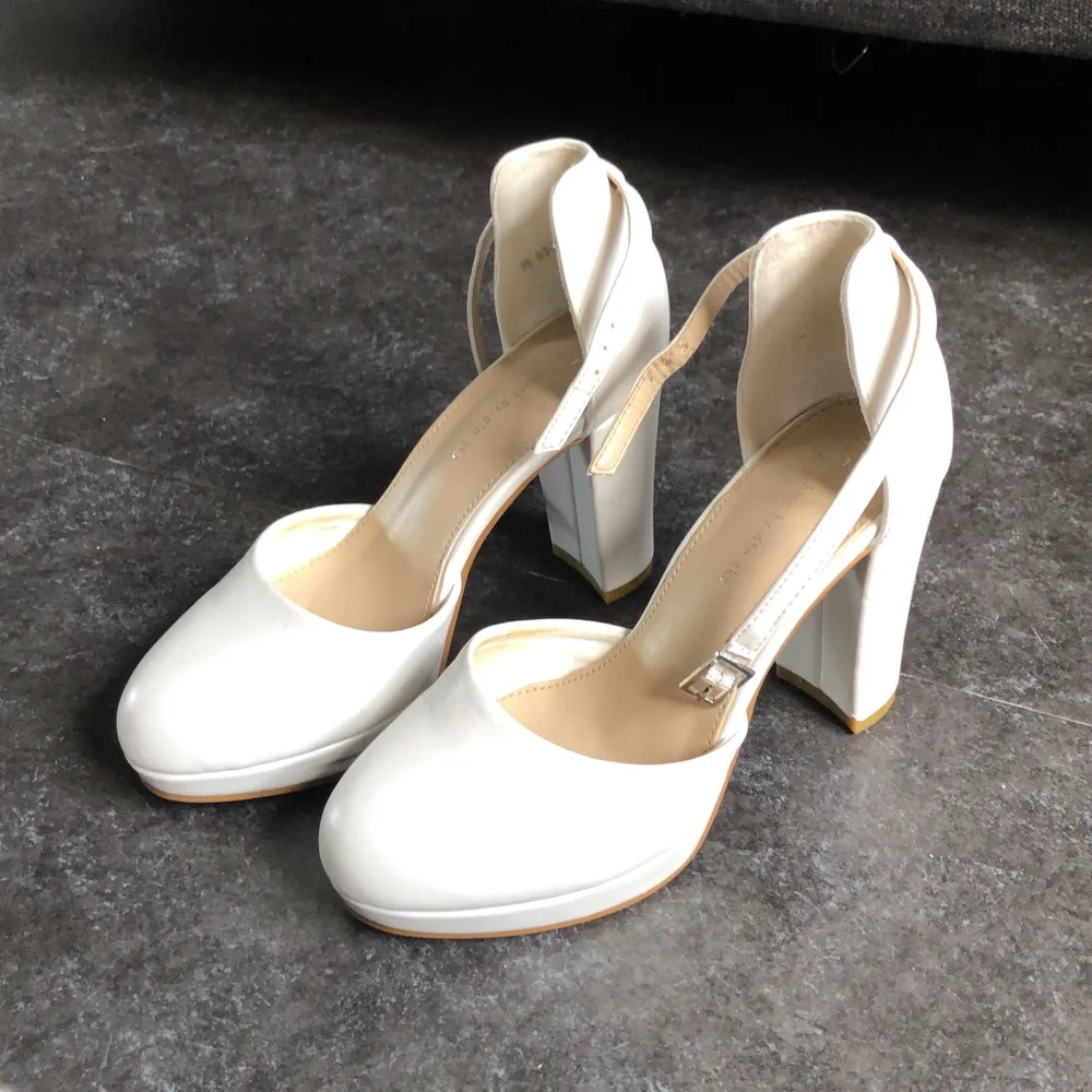 Vita högklackade skor i strl 36. Använda 2 gånger så de är i väldigt fint skick! Ca 8 cm i klacken💕 frakt: 63kr. Skor.