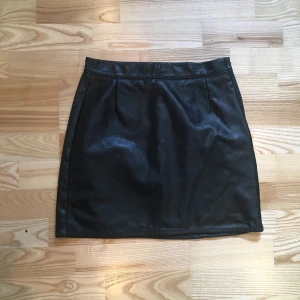 Fejkskinn kjol  - Faux läder. Storlek 36