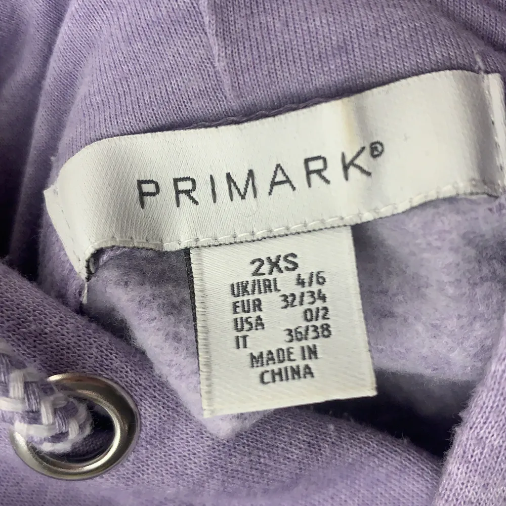 En lila hoodie från Primark. Storlek XXS och i väldigt bra skick och inga fläckar.. Hoodies.