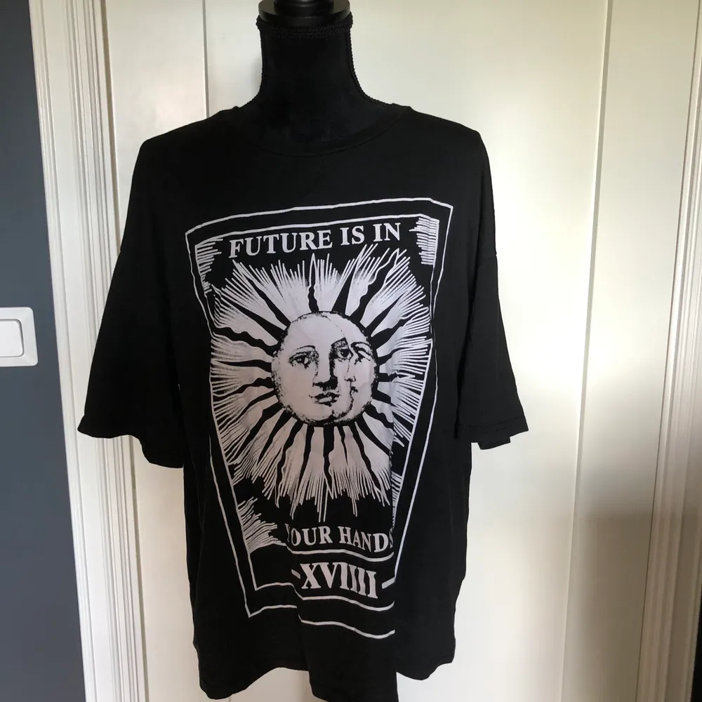 En väldigt oversized T-shirt i storlek S, men passar väldigt många då den är så stor. Använd en handfull gånger men i bra skick. Nypris 150kr men säljer för 80kr+eventuellt frakt.🖤 skriv för fler bilder. T-shirts.