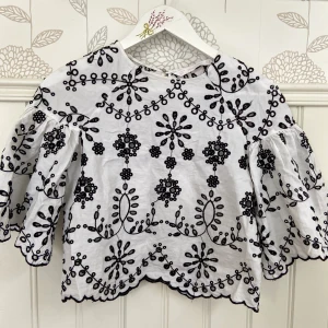 Blus i storlek XS - Vit blus med svart mönster från Zara för 80kr i storlek XS. Möts upp i Gävle eller fraktar för 44kr.