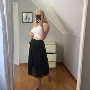 Så snygg svart kjol köpt på na-kd förra året, används väldigt få gånger så därför i väldigt bra skick 10/10🥰  skriv DM för mer bilder eller frågor💕